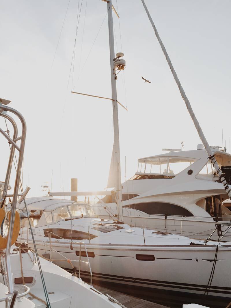 Segelboot in einem Yachthafen zwischen anderen Booten