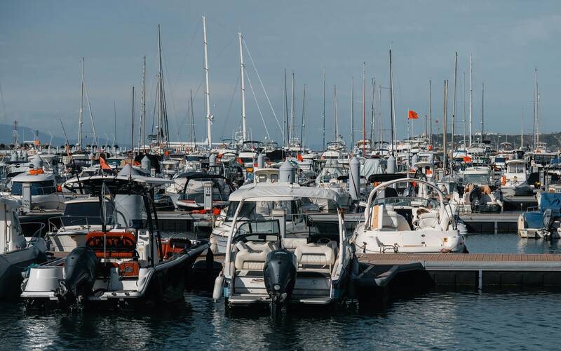 Verschiedene Boote in einem belebten Yachthafen